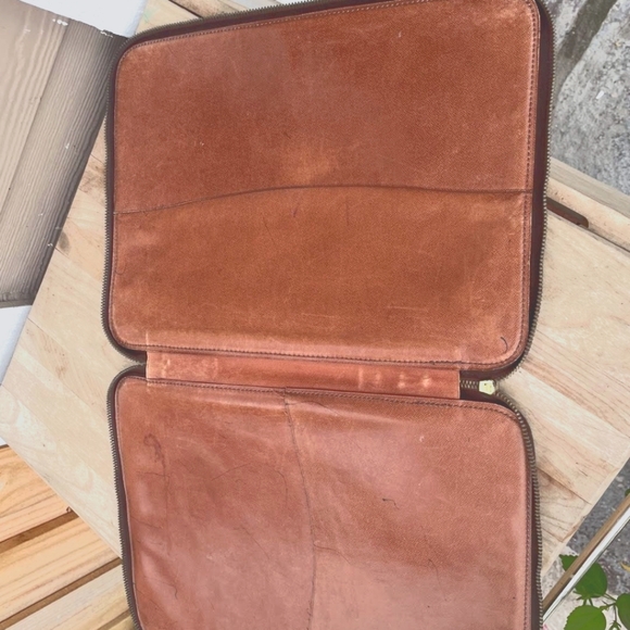 Louis Vuitton Portfolio - Picture 7 of 8